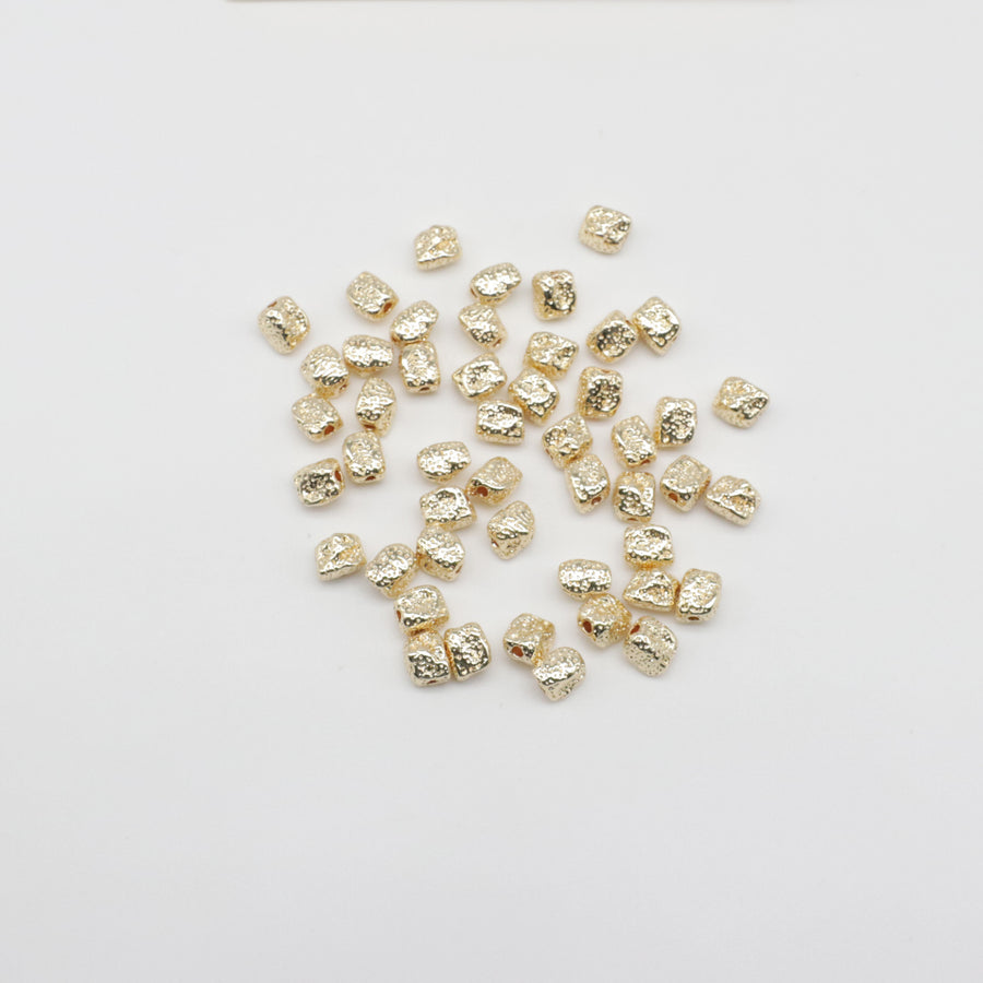 Contas de latão irregulares de 6-7 mm com banho de ouro