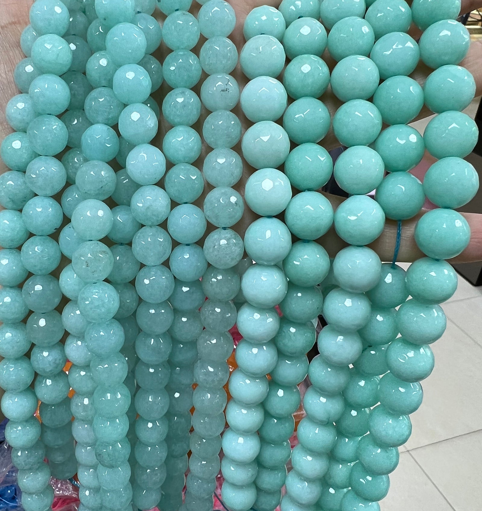 Natürliche Jade in gefärbten, facettierten Perlensträngen, Preis für 5 Stränge