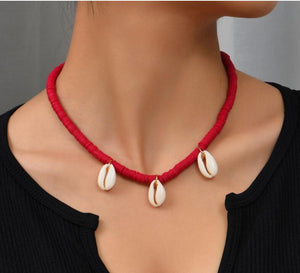 Anziehende schöne Halskette aus rotem Polymer und Muschel