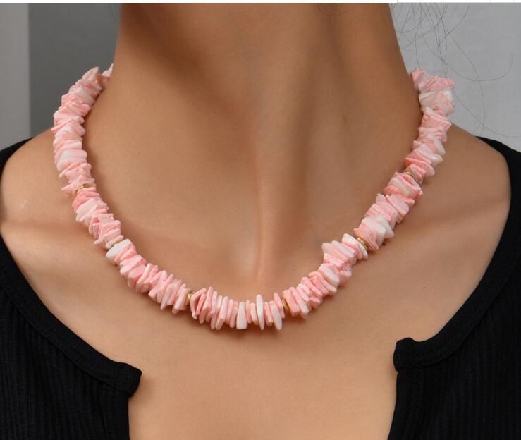 Attraente bella collana di conchiglie rosa