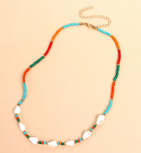 Mehrfarbige böhmische Perlen und Kauri-Halskette